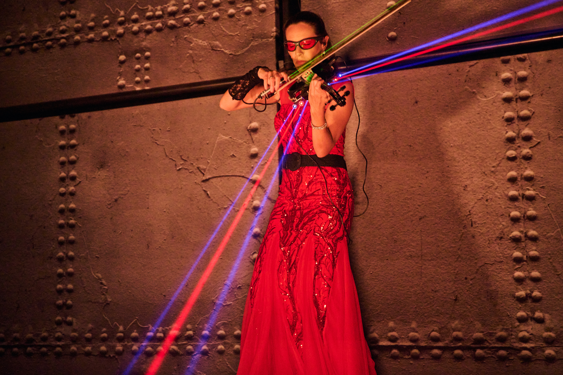 Eine Frau spielt Geige